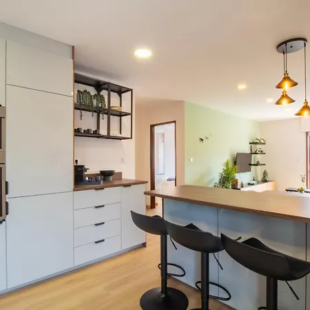 Stylish 2br Near & Metro By Lovelystay Apartman *