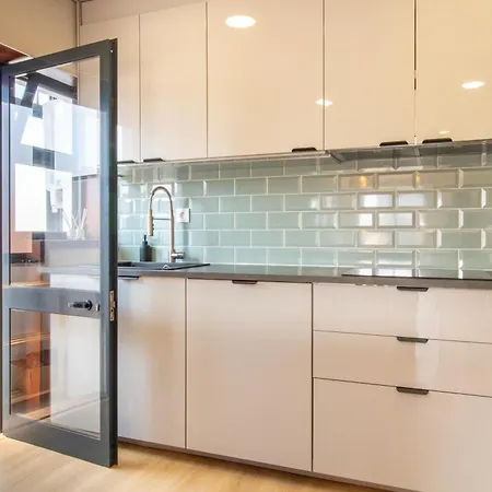 Apartman Stylish 2br Near & Metro By Lovelystay