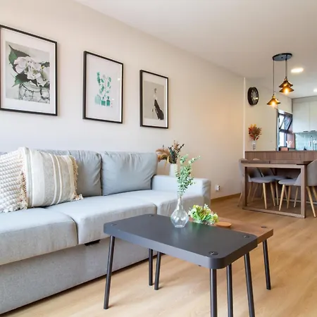 Stylish 2br Near & Metro By Lovelystay * ヴィラ・ド・コンデ
